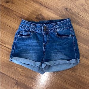 Comfortable double button blue jean shorts